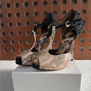 SAM EDELMAN // Stiletto Heels 4.5”. SIZE 6.5. Gold & Black.